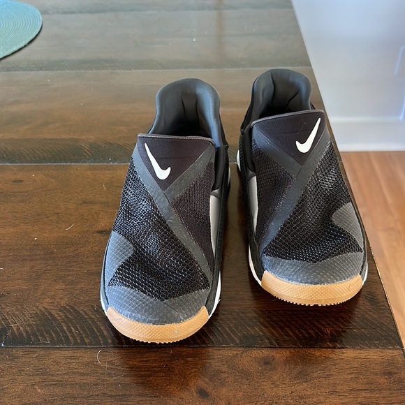 Like new Nike Flyease women’s8/men’s6 black, white & gum colored bottom - Picture 3 of 8